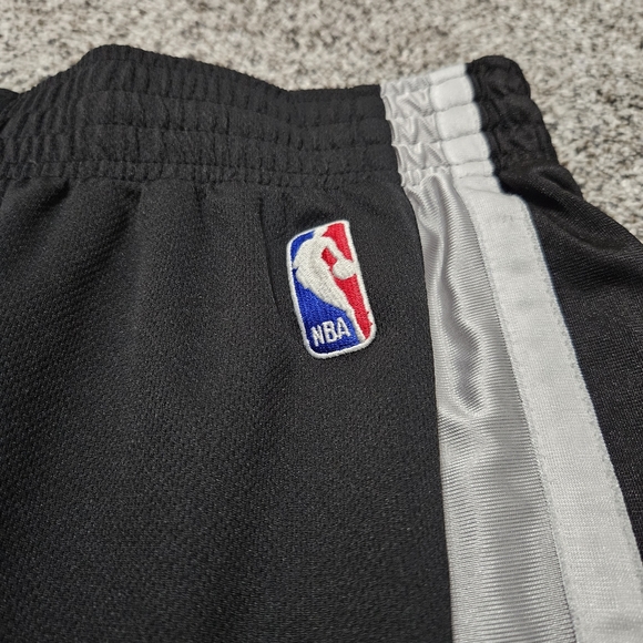 Spurs Basketball Shorts - Picture 5 of 16
